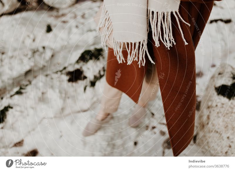 Frau geht draußen auf weißen Kreidefelsen in braunem Mantel und beigem Schal Detailaufnahme im Freien braunes Fell Fuß Person Lederschuhe natürlich Natur Meer