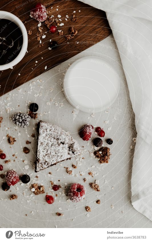 Gesundes veganes Kuchenstück mit Schokoladensauce, Milch und Beeren Gesundheit Frühstück Mandelmilch Brombeeren braun Hintergrund Schneidebrett Nahaufnahme