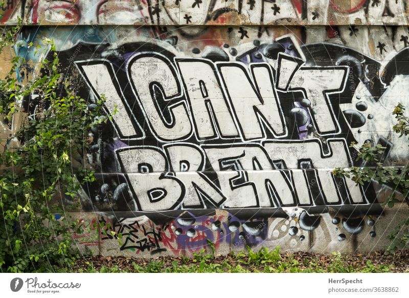 Graffito auf Mauer - George Floyd: "I can't breathe" Rassismus atmen Atemnot Politik & Staat Englisch Satz berühmt Buchstaben Schriftzeichen