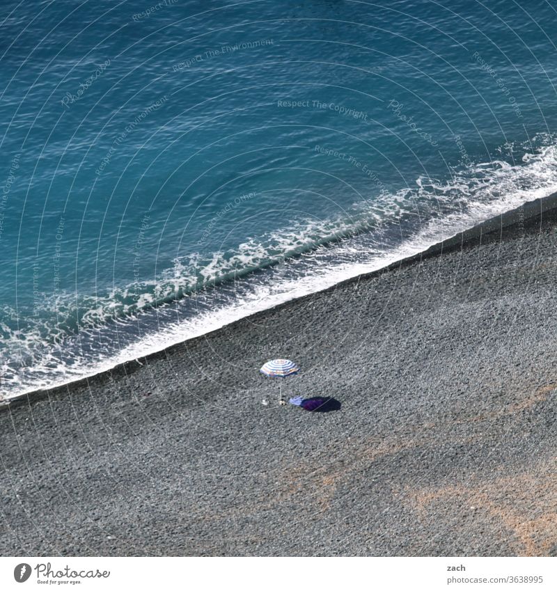 Sonnenschirme Aus Naturfasern Am Strand Vor Spritzender Gischt Ein Lizenzfreies Stock Foto Von 