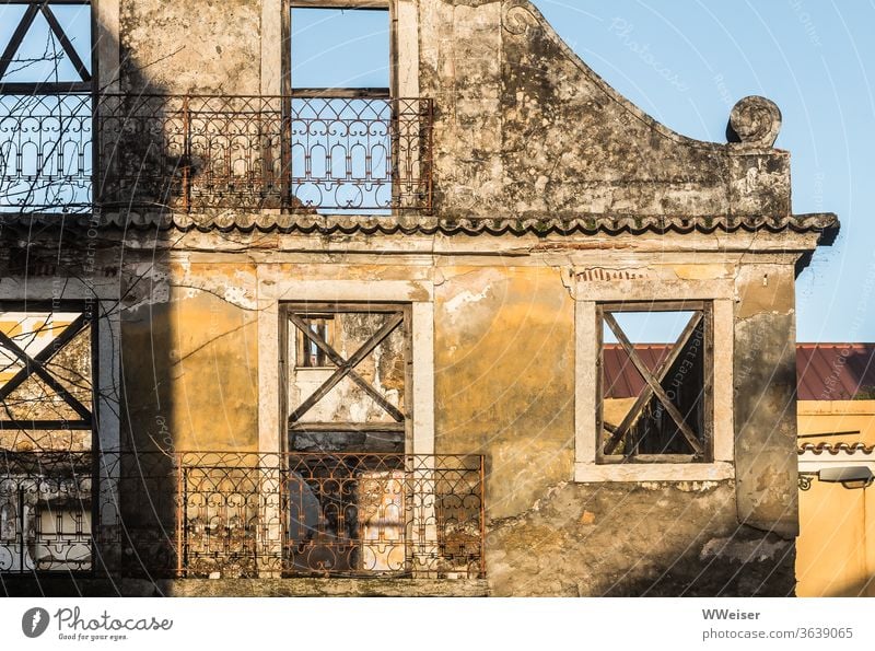 Fassade eines zerstörten alten Hauses im Sonnenlicht Ruine Licht Fenster leer kaputt Balkone Lissabon Portugal Wand Altstadt Ferien & Urlaub & Reisen Mauer