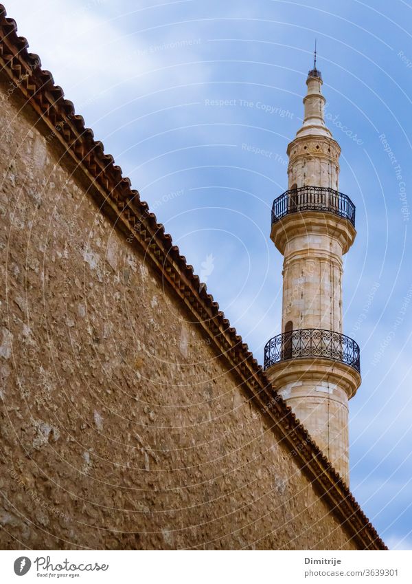Moschee-Turm mit großer Mauer davor reisen Tourismus Architektur Gebäude Wahrzeichen Himmel Stadt Religion Minarett alt Historie Großstadt Islam Europa