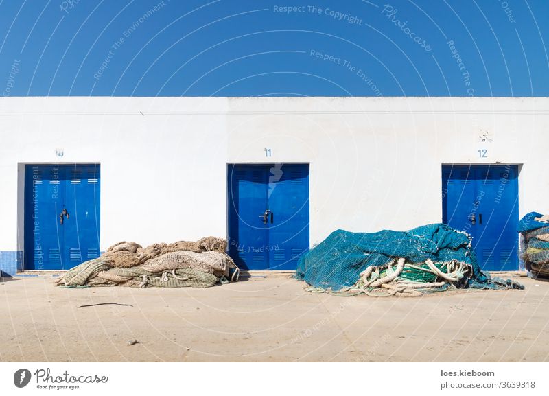 Hafenlagergebäude mit blauen Türen und Fischernetzen, Altea, Costa Blanca, Spanien Netz MEER Portwein Natur Wasser Fischereiindustrie hafen reisen Fischen
