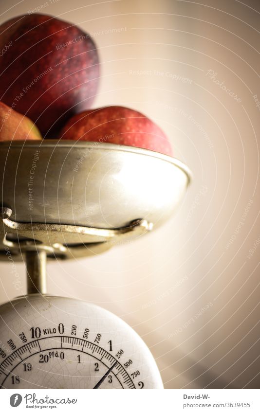 Äpfel liegen in einer Schale auf einer Waage und werden gewogen Mann Gewicht ermitteln ablesen Zahlen Kg pfund anzeige genau genauigkeit Obst vorbereitung