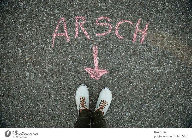 Arsch - Ich / Du Mann Pfeil Mensch Boden Kreide Wort Füße Schuhe zeiegen arschloch schimpfen beschimpfen böse sauer arschkarte unhöflich Schipfwort Pechvogel