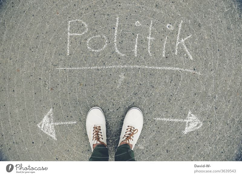 Politik - welche Richtung schlägst du ein Mann Füße richtungweisend links rechts einstellungssache politisch Politische Bewegungen Politik & Staat