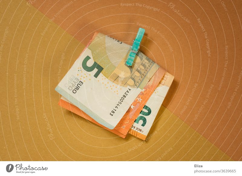 Geld: Ein Bündel Geldscheine von einer Klammer zusammen gehalten Euro Scheine sparen Geschenk Bargeld Erbe Reichtum bezahlen Business Schwarzgeld Wirtschaft