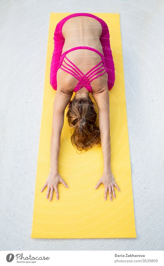 Rückenstreckung.Foto des Mädchens beim Yoga an der Gymnastikmatte Frau jung Pose Lifestyle Fitness Konzentration Gesundheit Übung Training Menschen Asana weiß