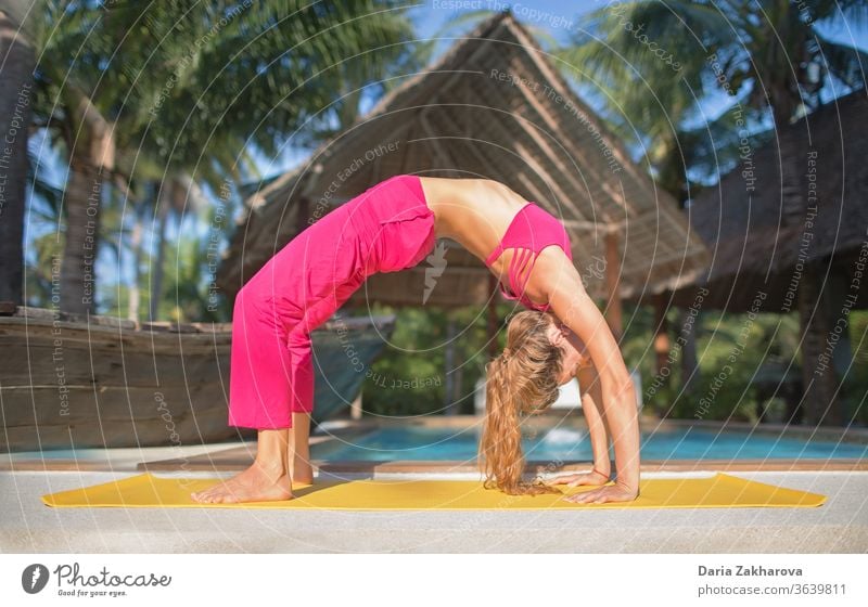 urdhva dhanurasana.foto des Mädchens beim Yoga am Pool in einem Ferienort Frau jung Pose Lifestyle Gleichgewicht Fitness Gesundheit Übung Training Menschen