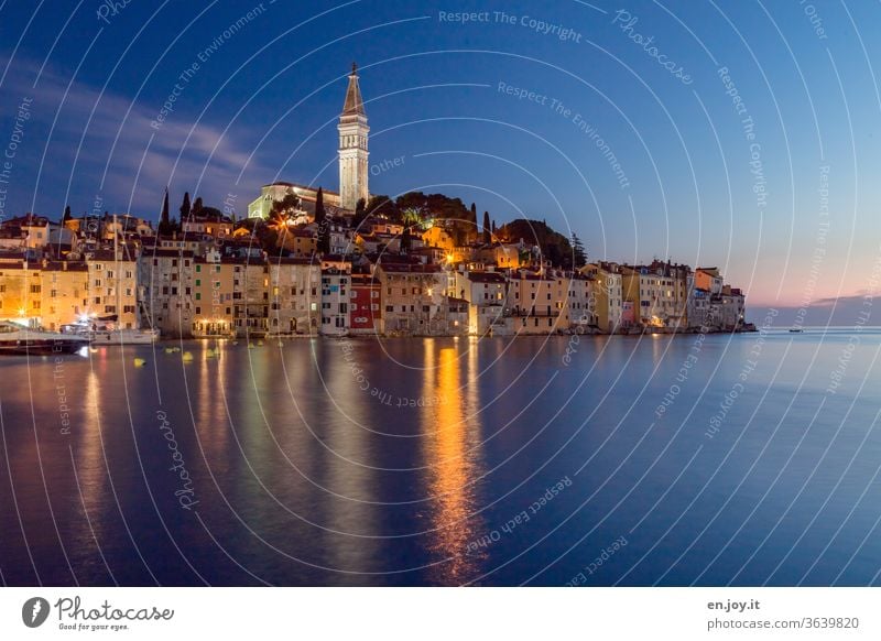 Blick auf die Hafenstadt Rovinj direkt am Meer auf der Halbinsel Istrien in Kroatien zur blauen Stunde Europa blaue Stunde Abend Nacht Altstadt Kirchturm