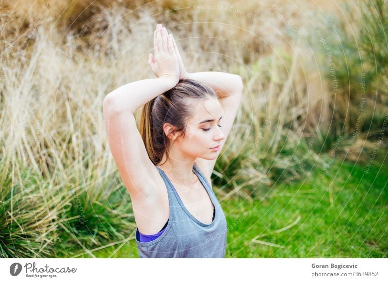 Junge Frau macht Yoga-Übung Asana Gleichgewicht schön Schönheit Körper Kaukasier Konzentration Energie Fitness Gesundheit Lifestyle meditierend Meditation