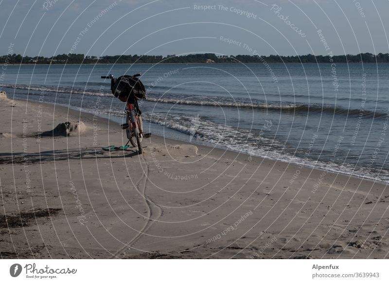 mal kurz ins Wasser Strand Sand Erfrischung Meer Sommer Ferien & Urlaub & Reisen Brandung Freiheit Sonne Küste Wellen Fahrrad Fahrradtour Pause Pause machen