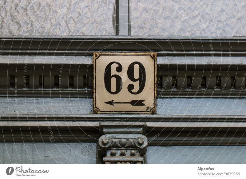 eindeutig Links 69 Menschenleer Farbfoto Eingang Eingangstür Schilder & Markierungen Hinweisschild Hausnummer Hausnummernschild Tür Schriftzeichen Außenaufnahme