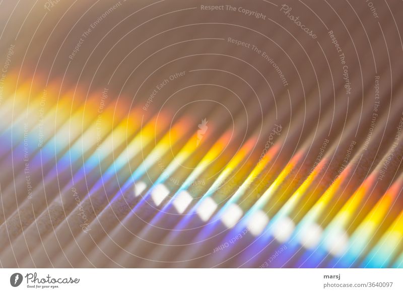 Bunte Streiflichter auf Wellen Regenbogen regenbogenfarben harmonisch leuchten fantastisch mehrfarbig entdecken Farbfoto Detailaufnahme Lichterscheinung