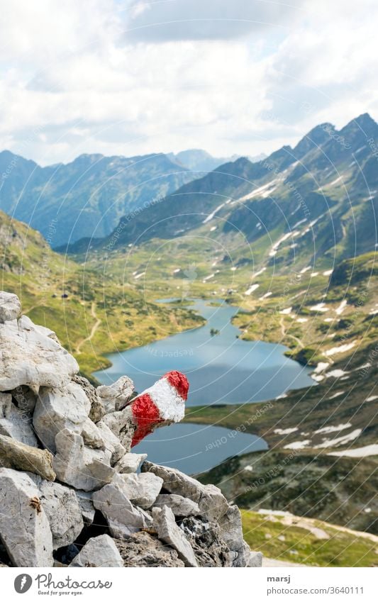 Rot-Weiß-Rotes Wanderwegzeichen zeigt den Weg zu den Giglachsseen und zur Giglachalm Giglachsee Bergsee Bergwelt Berge u. Gebirge wandern See Landschaft
