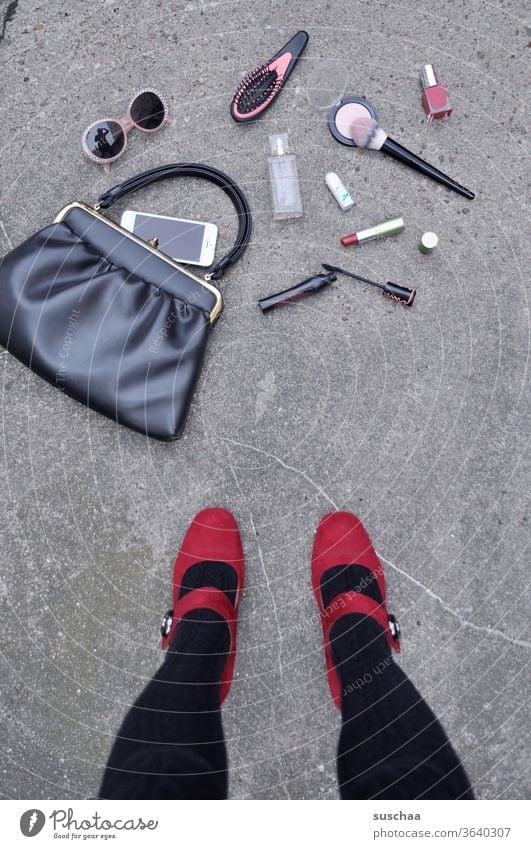 heruntergefallene handtasche einer dame mit herausgefallenen utensilien Frau Dame weiblich feminin Beine Damenschuhe Füße rote Schuhe Asphalt Straße Handtasche