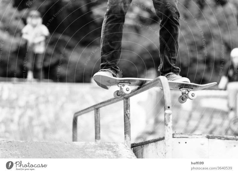Skateboard gleitet über ein Geländer Skateboarding Funsport springen Trick Trick Jump Jugendliche Sport Aktion Lifestyle Schatten Rolle street Licht Stunt