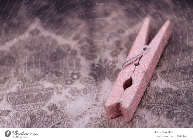 Rosafarbene Wäscheklammer minimalistisch, Ton in Ton fotografiert Wäscheklammern Klammer Farbfoto rosa Außenaufnahme Menschenleer hängen Waschtag Haushalt