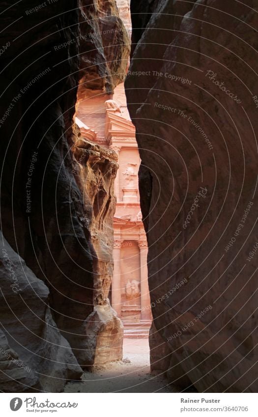 Ein Blick auf die Schatzkammer in Petra, Jordanien Abenteuer antik Antiquität arabisch Archäologie Architektur Gebäude Schlucht behauen Zivilisation Kultur deir