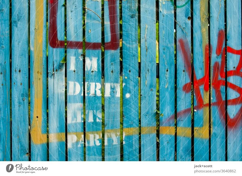 I’m Dirty. Lets Party!  (Corona-Party) Straßenkunst Schablonenschrift schmutzig Spalte Graffiti Spray Tags Aussage trashig Jugendkultur Kreativität Subkultur