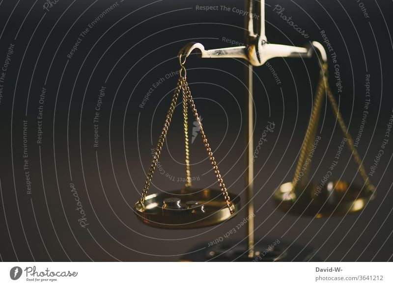 Waage - vergleich zweier Seiten Zeit Geld Konzept Gleichgewicht Gewicht Gerechtigkeit Ehrlichkeit Justiz u. Gerichte Justitia Detailaufnahme