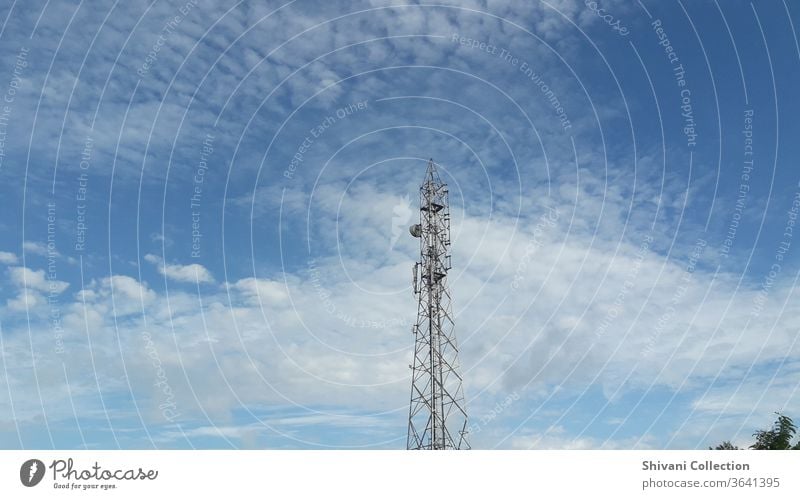 Fernmeldeturm auf blauem Himmel und weißen flauschigen Wolken abstrakter Hintergrund. Kopieren Raum Natur- und Umweltkonzepte. Antenne Sendemast Rundfunksendung
