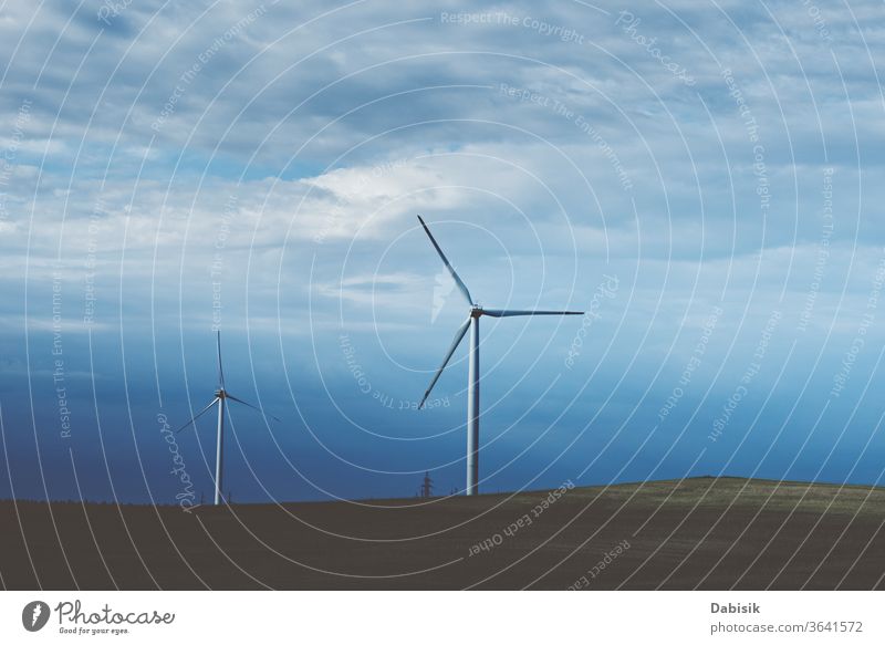 Windturbine auf dem Feld, getöntes Foto. Windkraft-Energiekonzept Erzeuger Turbine Industrie Elektrizität alternativ Landschaft Kraft Sauberkeit Natur