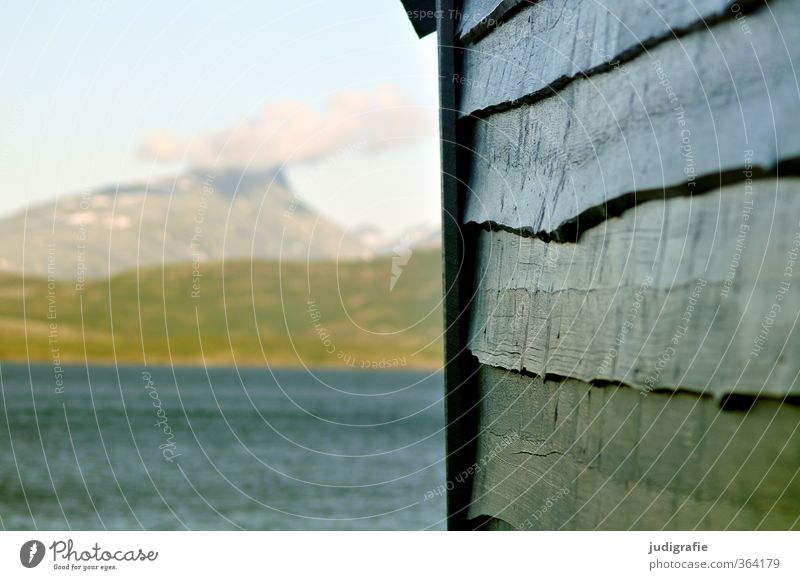 Norwegen Umwelt Natur Landschaft Wasser Wolken Klima Berge u. Gebirge Fjord Haus Traumhaus Hütte Fassade Holz natürlich blau Einsamkeit Idylle Häusliches Leben