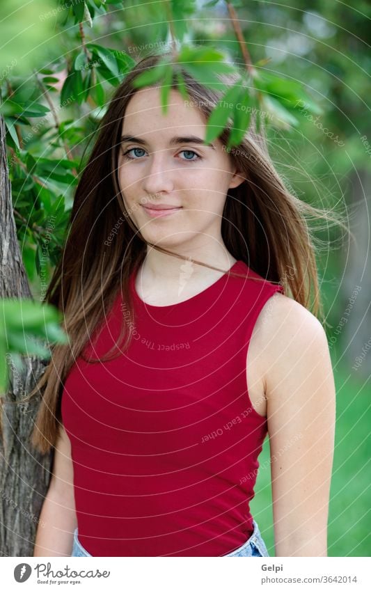 Süßer Teenager in einem Park Mädchen Behaarung Natur Deckung Gesicht jung Frau besinnlich außerhalb schön Porträt Menschen attraktiv Mode Schönheit Model