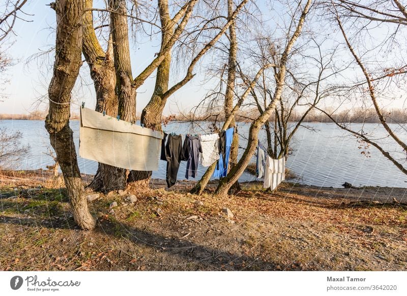 Wäschetrocknung auf einem Draht, unter der milden Wintersonne, in der Nähe des Flusses Dnjepr Dnjepr Fluss Kiew kyiv Obolon Ukraine Nachmittag Kleidung
