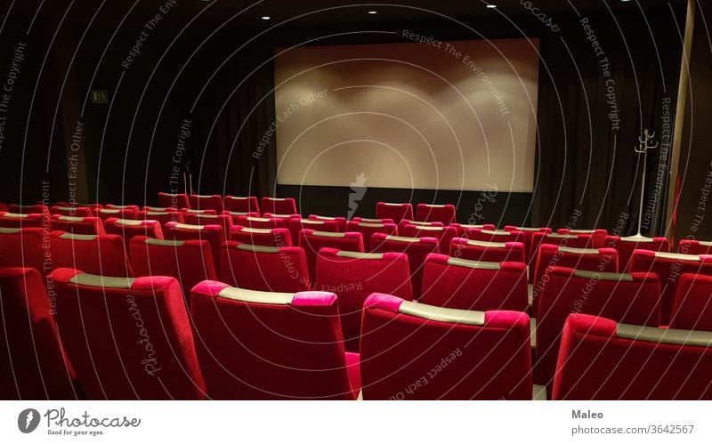 Leerer Kinosaal, Kinoleinwand und rote Sitzreihe Theater Filmmaterial Aula leer Reihe Bildschirm Publikum Saal Stuhl Innenbereich zeigen im Innenbereich niemand