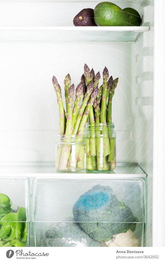 Schmackhafter, süßer und zarter britischer Spargel im Kühlschrank frisch grün weiß roh natürlich Briten Saison Avocado Salatbeilage Entzug Diät Haufen