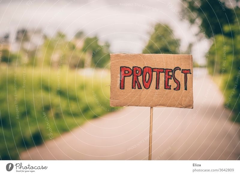 Ein Schild auf dem das Wort Protest steht geschrieben Widerstand dagegen Demonstration Schilder & Markierungen Solidarität Demokratie Streik Wut protestieren