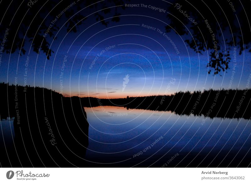 Blaue Stunde über einem abgelegenen See im ländlichen Schweden allein Hintergrund schön Schönheit blau Ast Wolken Farbe Abenddämmerung Horizont Insel Landschaft