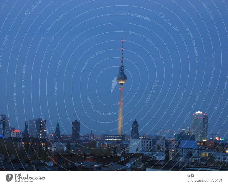 fernsehturm Nacht dunkel Berlin Wahrzeichen Denkmal Kommunizieren Berliner Fernsehturm Abend blau marzano luca marzano toki