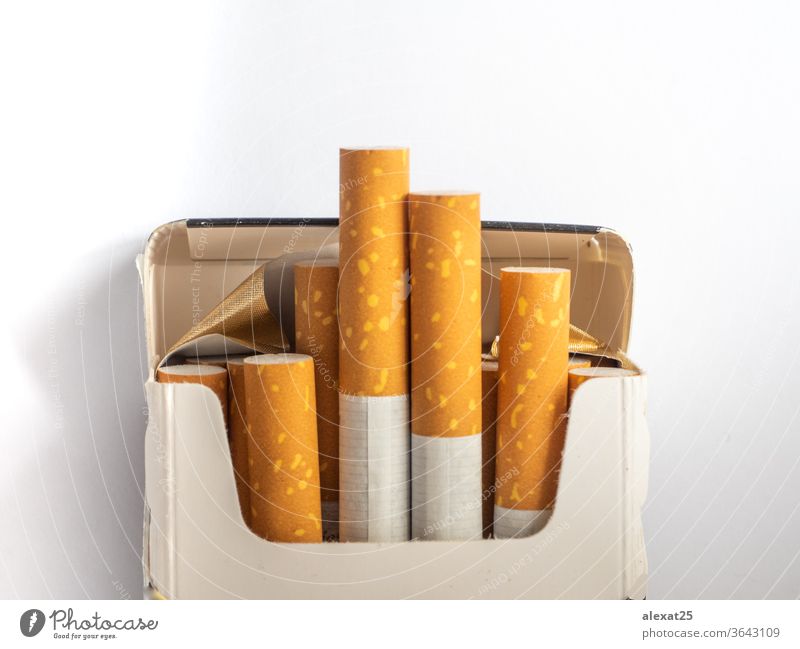 Zigarettenpackung auf weißem Hintergrund Süchtige Sucht schlechte Gewohnheit Haufen Krebs Baumwolle Schaden Gefahr Tod Medikament Filter Menschengruppe Habitus