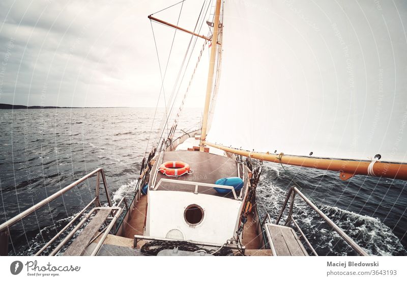 Segeln gegen die Sonne, farbig getöntes Bild eines alten Schoners. Boot Abenteuer Urlaub Mast Wasser MEER Meer Freiheit Schiffsdeck retro altehrwürdig