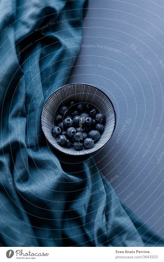 Blaubeeren wandfarbe Farbe natürliches Licht Essen Ernährung Gesundheit Lebensmittel Vegane Ernährung Foodfotografie Frühstück wohnen Innenaufnahme Stoff