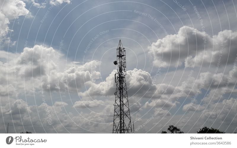 Fernmeldeturm mit blauem Himmel und flauschigen weißen Wolken abstrakter Hintergrund. Kopieren Raum Natur- und Umweltkonzepte. Drahtlos Gerät elektrisch Radio