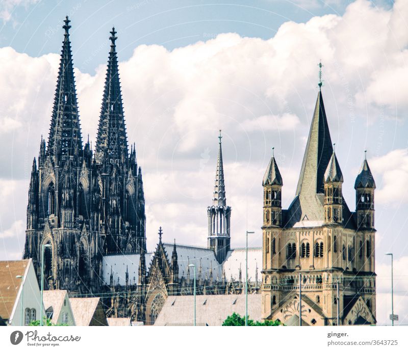 Kölner Kirchtürme - Dom und Groß Sankt Martin Kölner Dom Gross St. Martin Skyline Sehenswürdigkeit Wahrzeichen Stadt Außenaufnahme Farbfoto Kirche