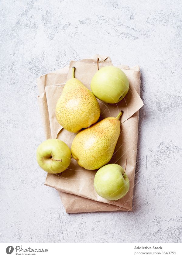 Frische gelbe Birnen von oben betrachtet Frucht Apfel Draufsicht Ackerbau Ernte Sommer Overhead Bestandteil Dessert Essen zubereiten süß produzieren hausgemacht