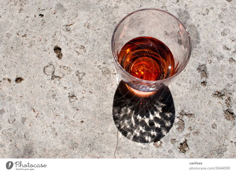 in vino veritas II Wein Rose Glas Farbe Lichtbrechung funkeln Schatten Stein glitzern Entspannung Alkohol trinken Getränk Weinglas Feste & Feiern genießen