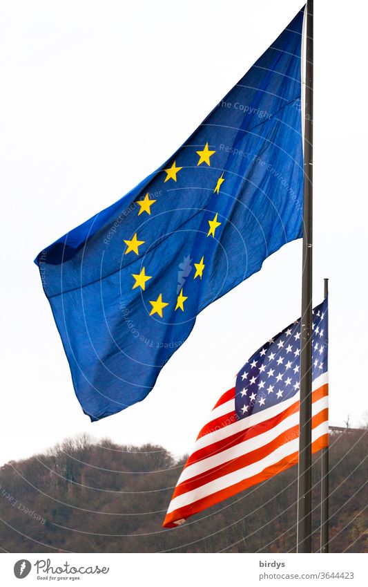 Flage der europäischen Union vor der Flagge der vereinigten Staaten von Amerika EU USA Flaggen Vereinigte Staaten von Amerika Europäische Union Identität Europa