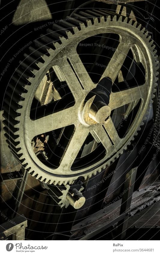 Historisches Stirnradgetriebe in einem Berkwerk. Getriebe Zahnrad gearing gearbox Mechanik Technik Maschine machine Struktur Verzahnung cogwheel gearwheel