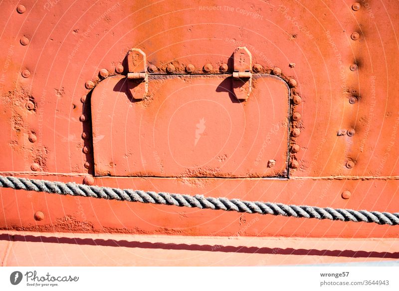 Katzenklappe an Bord | Klappe in der stählernen Bordwand eines Schiffes Boot Detail rotbraun alt Stahl Nieten handgenietet Farbfoto Außenaufnahme Schifffahrt