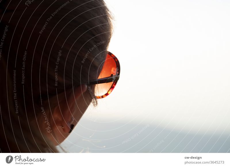 Lieblingsmensch mit Sonnenbrille im Sonnenschein Frau glücklich Glück Porträt Farbfoto Lächeln Freude Mensch Fröhlichkeit Lifestyle Blick Junge Frau