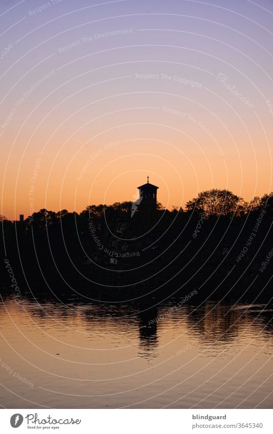 Abendstimmung am Main in Hanau Sonnenuntergang Himmel Abenddämmerung Natur Fluß Fluss Wasser Binnenschifffahrt Kirchturm Wellen naß nass Farbfoto Menschenleer