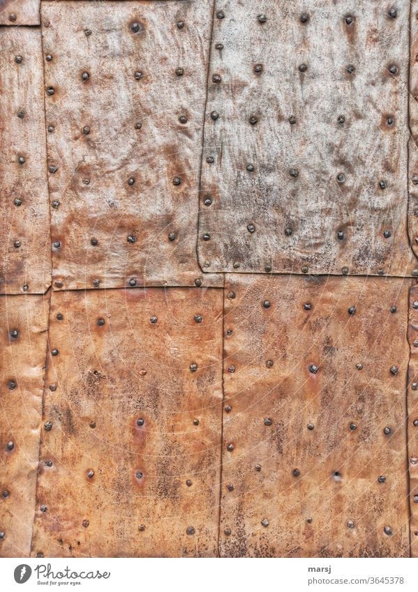 Genietete Eisenblechplatten die eine Türe vor Wetter schützen Flickwerk Blech Nieten Rost rostiges Metall Schutz Überlappung überlappen Hintergrundbilder Patina