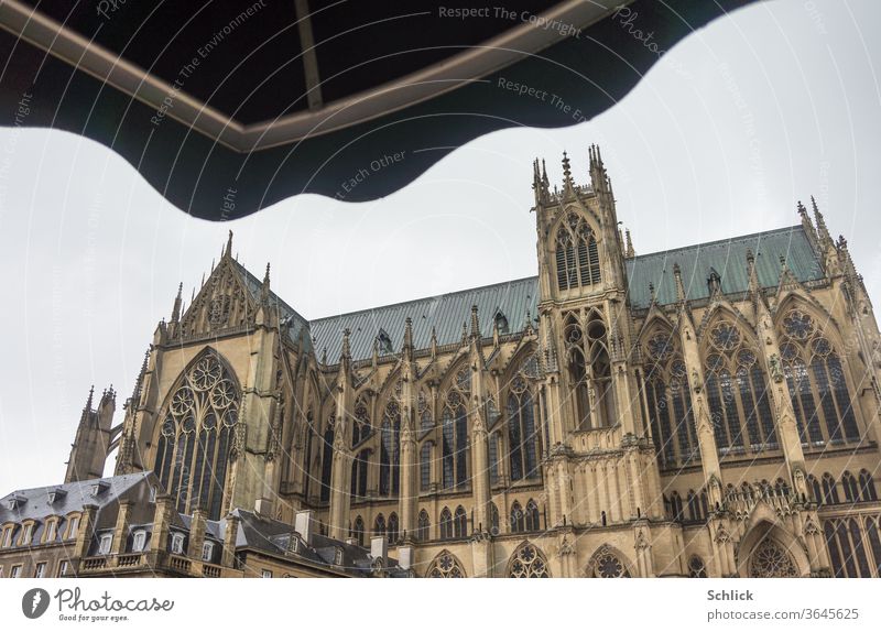 Kathedrale von Metz bei Regenwetter Lothringen Himmel bedeckt Saint-Étienne Kirche Kirchengebäude Gotik Markise Sonnenschutz Regenschutz