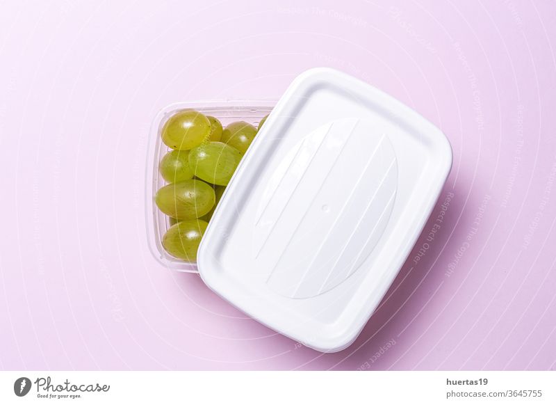 Frische Trauben der Saison in Plastikbehältern zum Verzehr bereit Zum Mitnehmen Lebensmittel Kunststoff gesunde Ernährung Kunststoffbehälter Frühstück